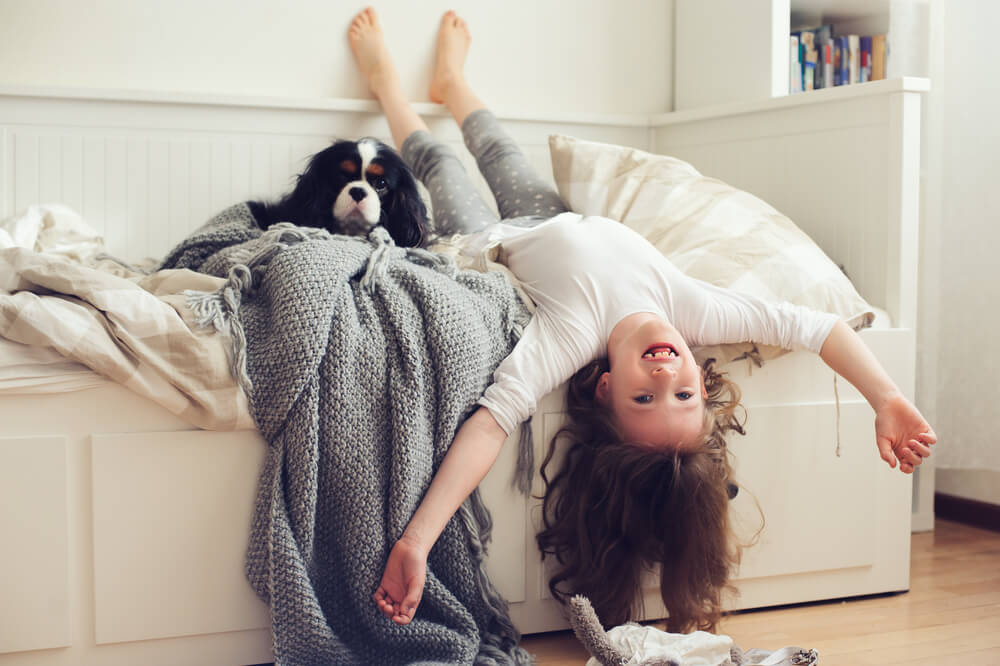 little-girl-and-Cavalier-King-Charles-puppy-wake-up-in-the-morning