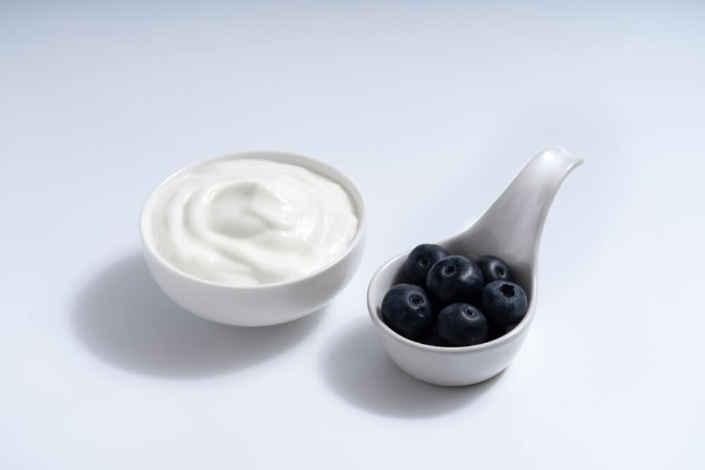 yogurt-next-to-blueberries